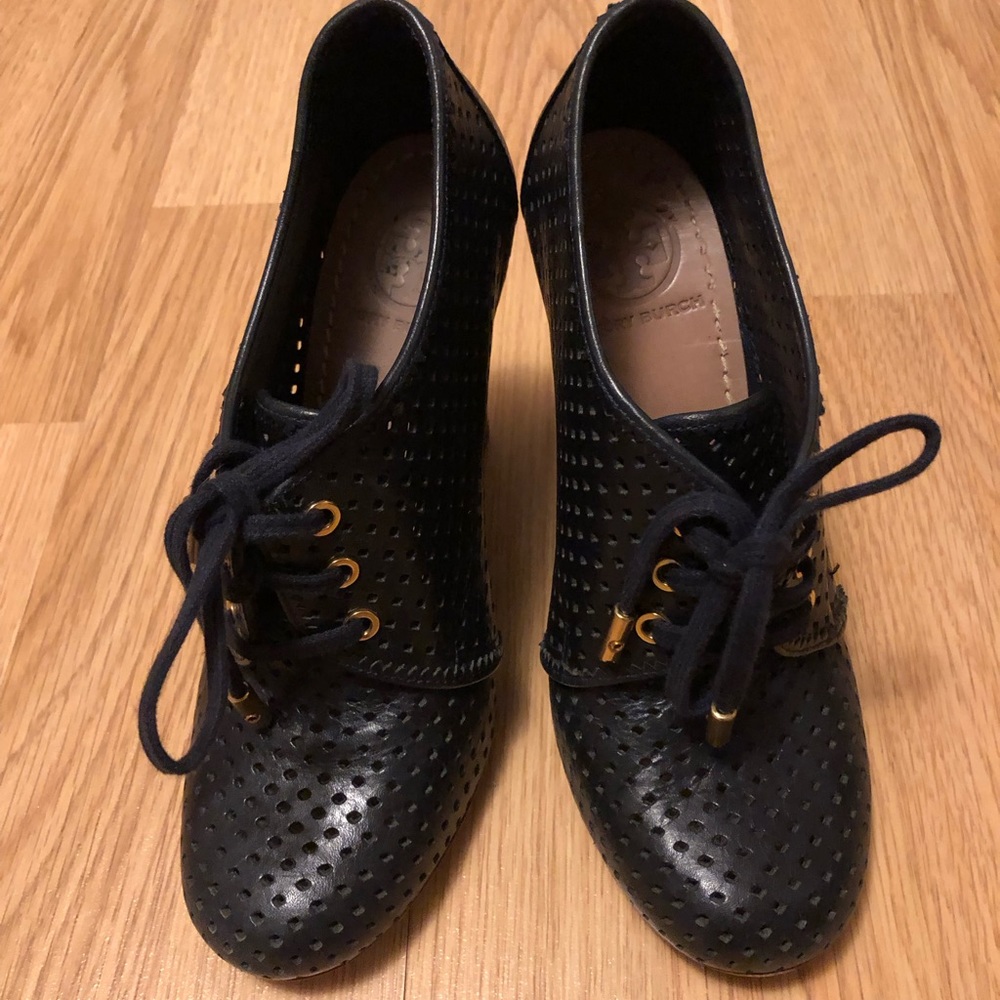 “Tory Burch” Victor perforated leather wedge size 7
